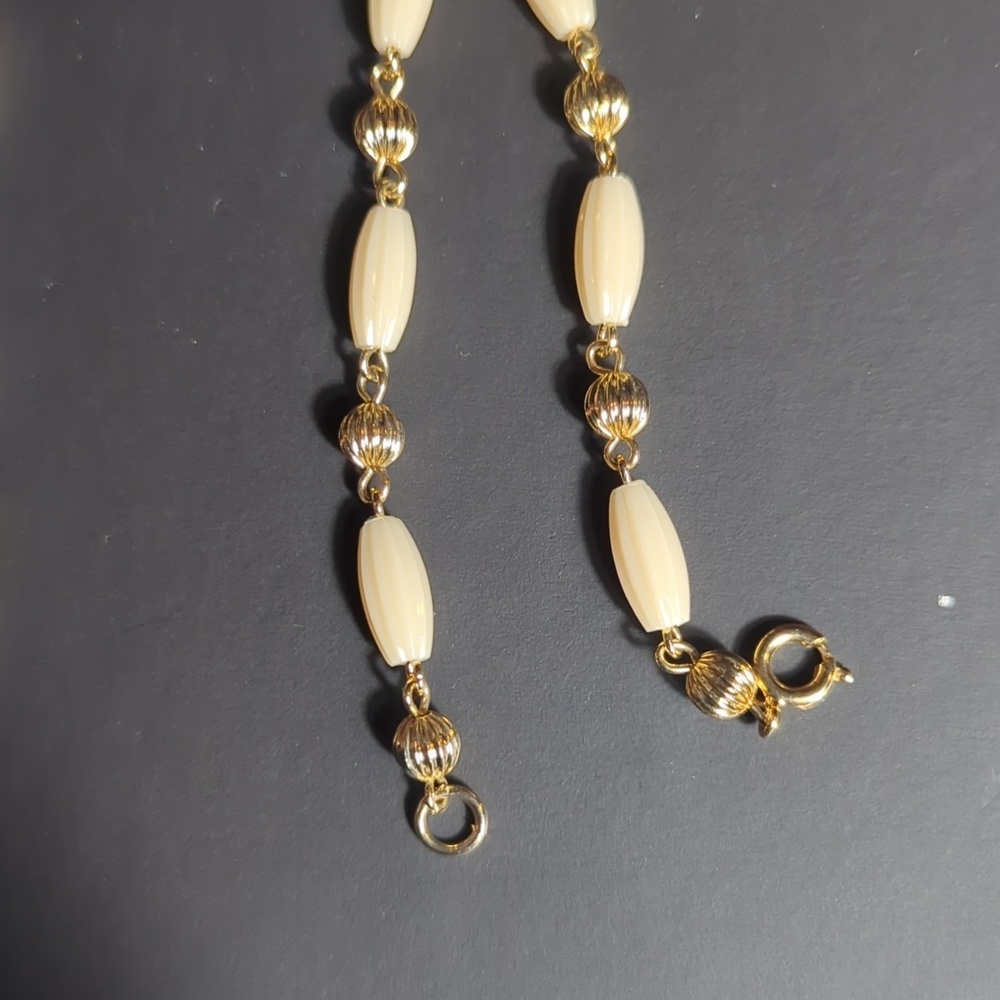 Elegant Gold and Cream Jewelry Set Vintage - Picture 9 of 9